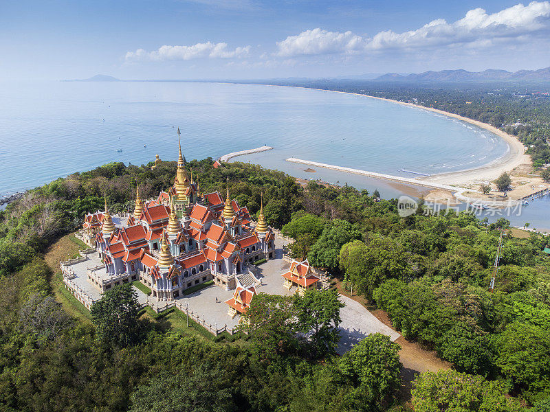 从空中俯瞰泰国，Prachuap Khiri Khan通柴山顶上的寺庙